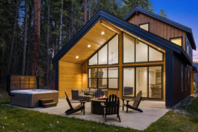 Scandinavian Inspired Home at Forest Edge with Hot Tub